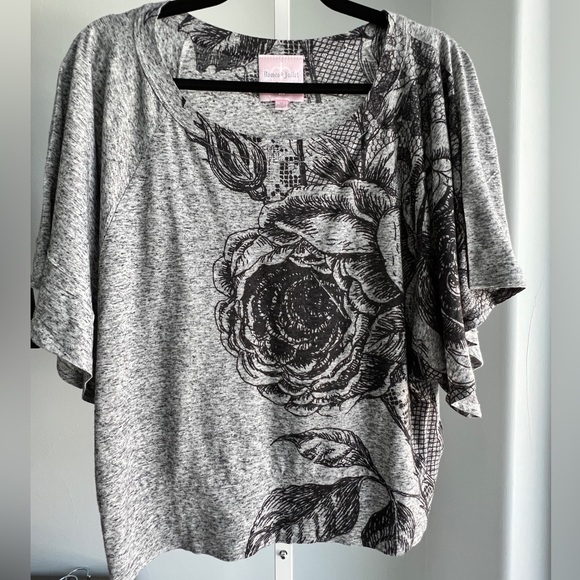 Romeo & Juliet Couture Tops - ROMEO & JULIET COUTURE- Rose Printed Top in Grey - Size Medium
